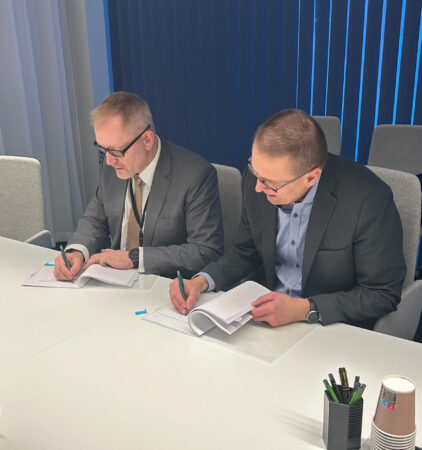 Jussi Lehto ja Tommi Blomberg allekirjoittavat sopimuksen.
