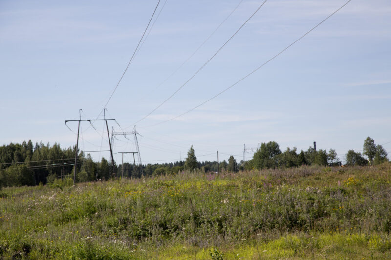 110kV ilmajohtoja niityllä