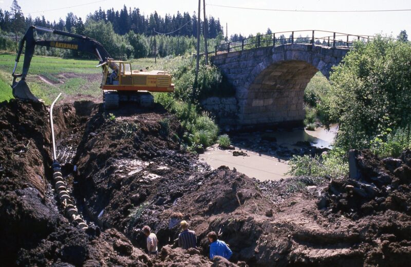 Kaukolämpöverkon rakentaminen Keravalla 1980-luvulla
