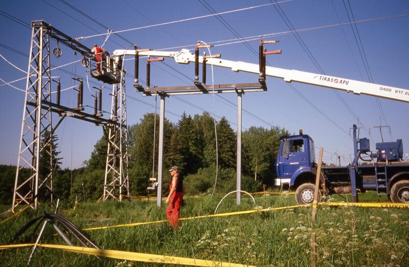 sähköverkon huoltoa 1980-luvulla