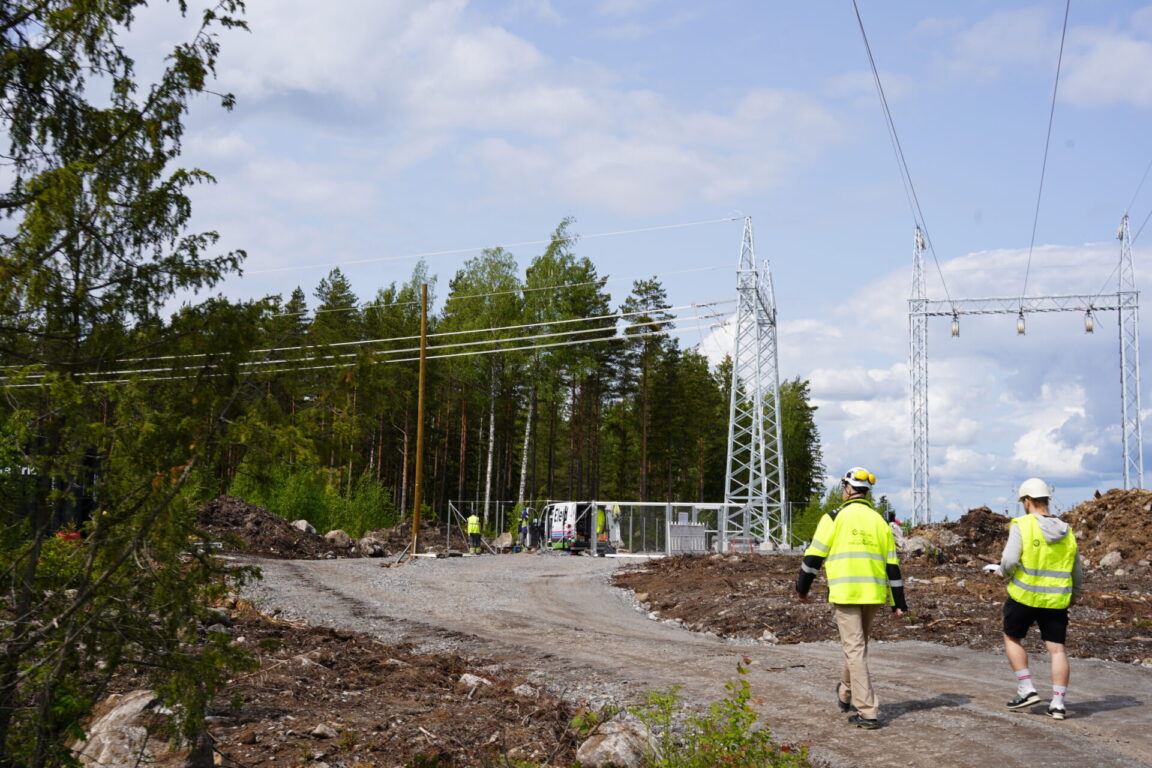 Sähköverkon asentajat katsovat uutta voimalinjaa