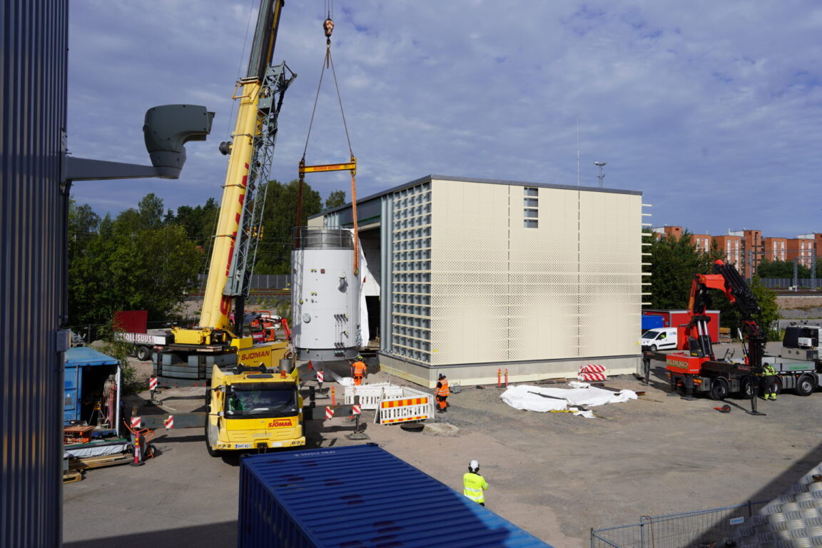 Kuva sähkökattilan asennuksesta syksyllä 2025.